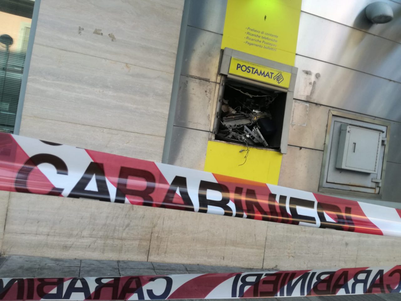Fanno saltare il Postamat a Settimo, ufficio chiuso