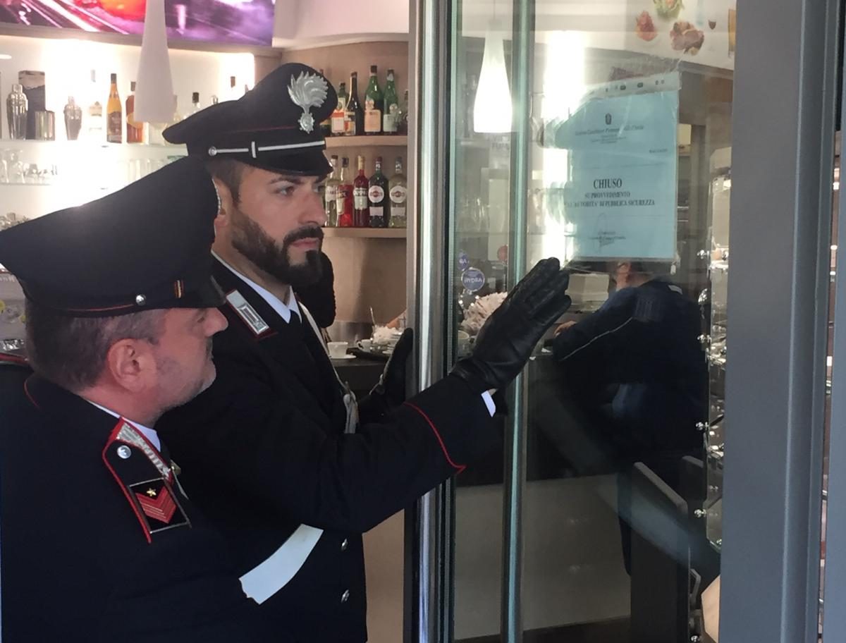 Risse e incontri tra pregiudicati, chiusi due bar