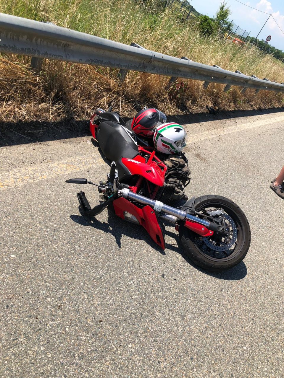Moto contro trattore, due feriti