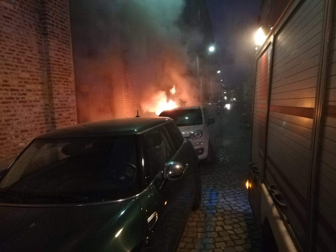 Auto in fiamme, in città è tornato il piromane? LE FOTO