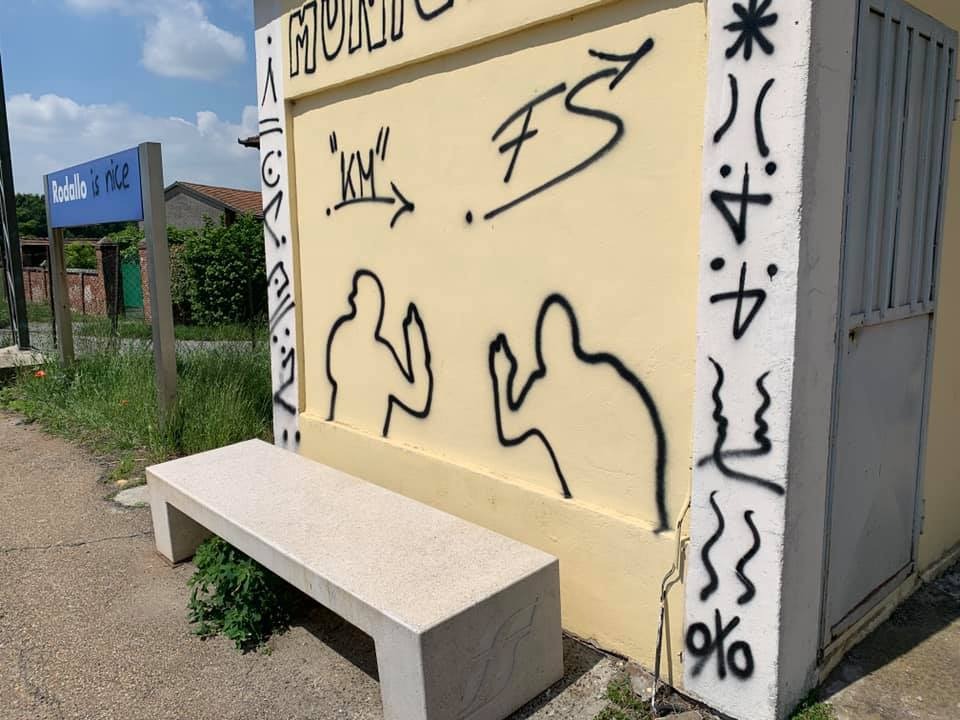 Scrivono sui muri della stazione, due giovani denunciati dai carabinieri di Chivasso
