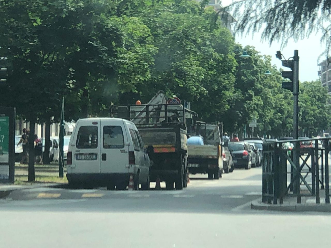 Il Comune asfalta le strade a Chivasso durante il mercato: che caos