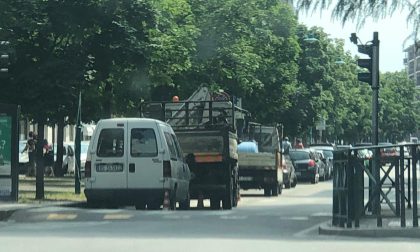 Il Comune asfalta le strade a Chivasso durante il mercato: che caos