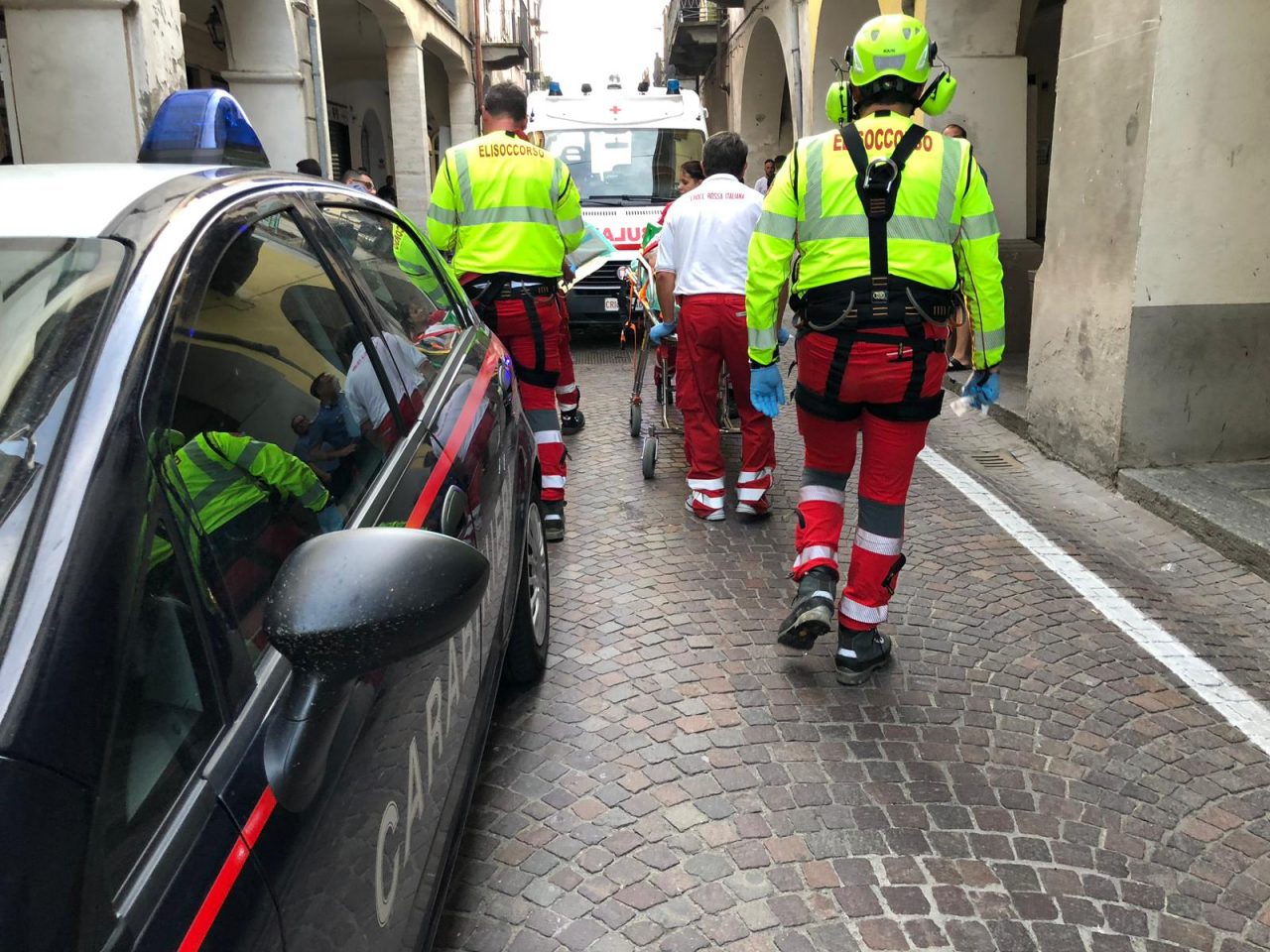 Con l’auto schiaccia un ragazzo contro una colonna a Crescentino LE FOTO
