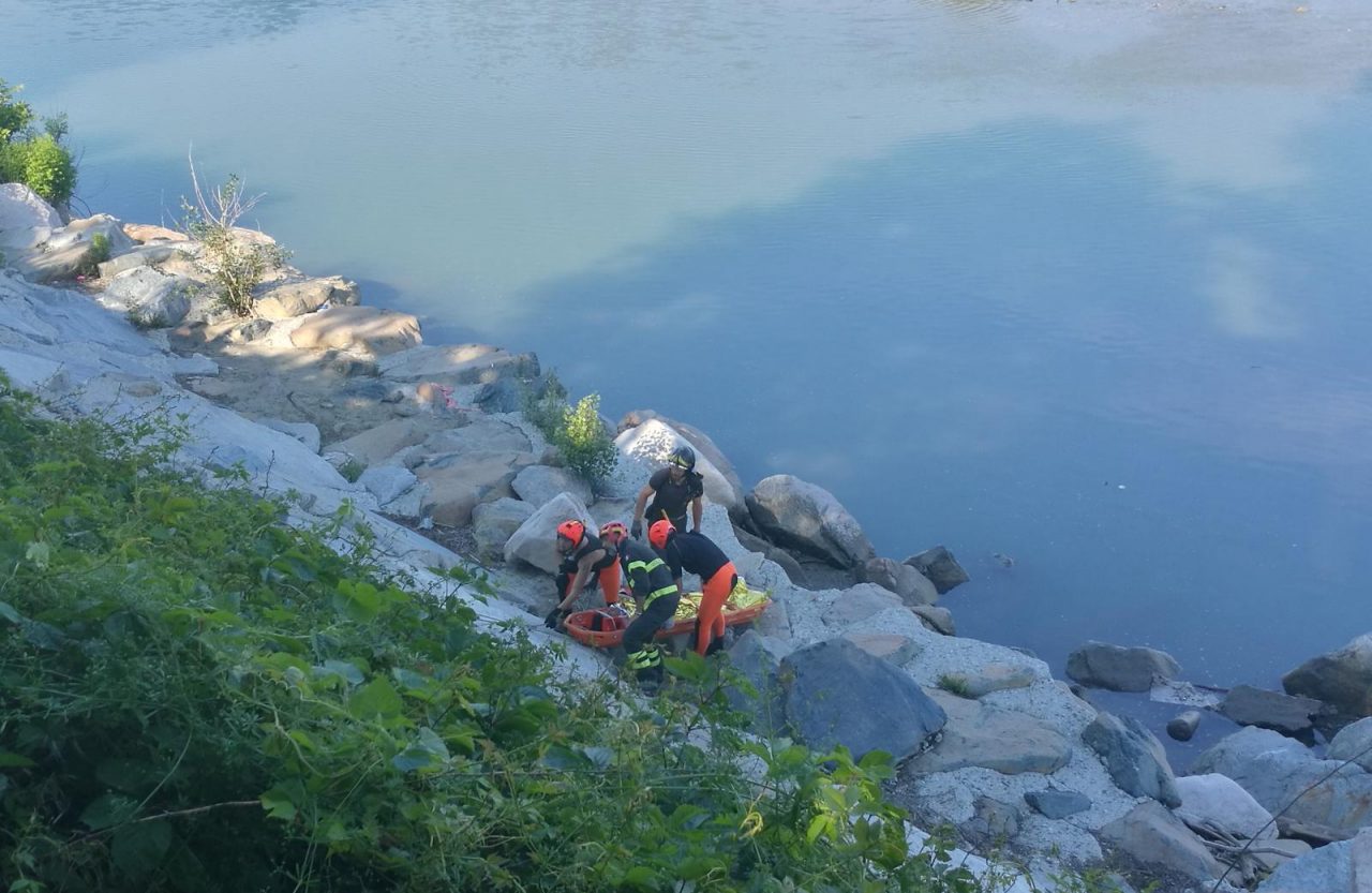 Ragazzi travolti dall’acqua mentre giocano nella diga di San Mauro