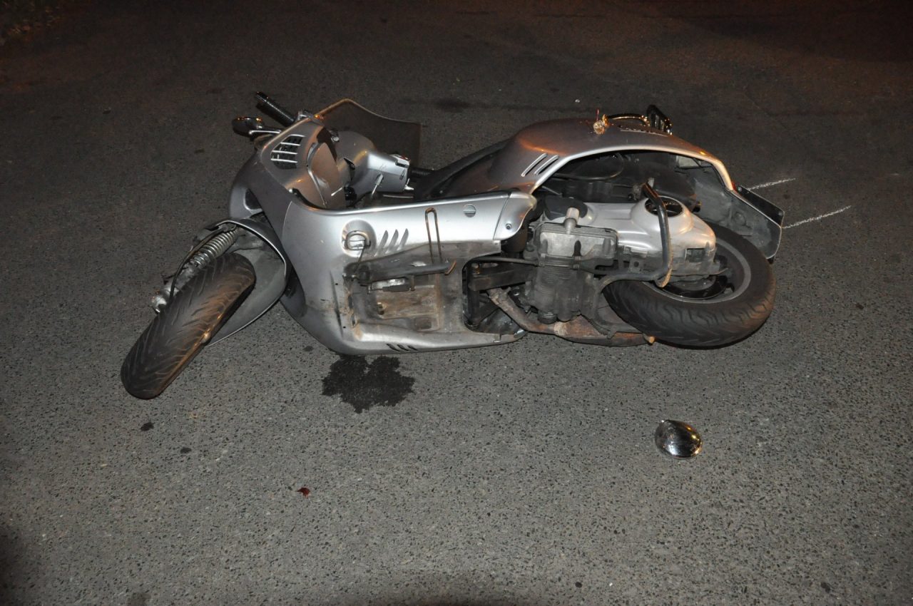 Vespa contro auto, morto motociclista
