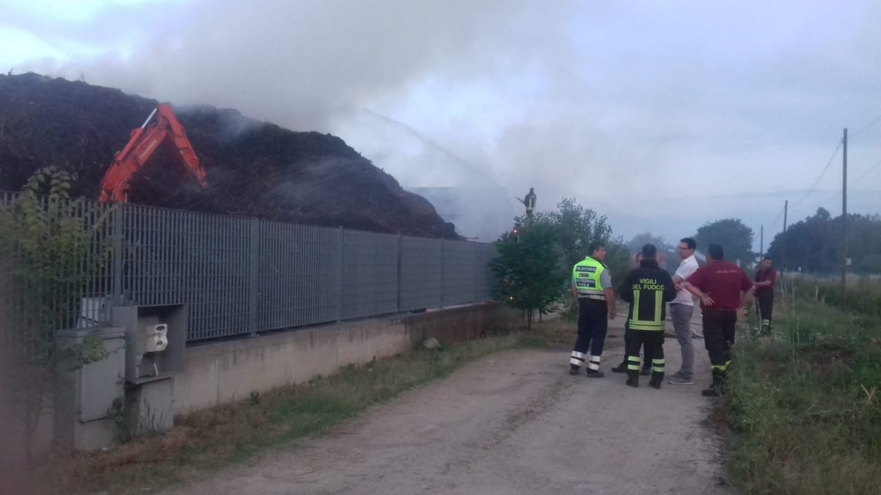 Vasto incendio in un deposito di cippato