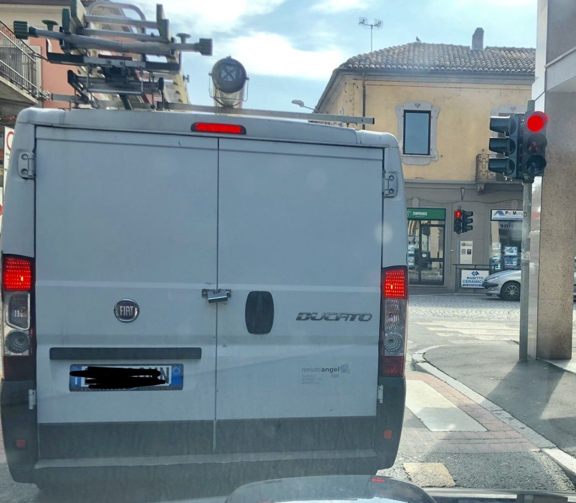 Nell’incrocio di via Caduti della Libertà e via Po si sta fermi con il verde