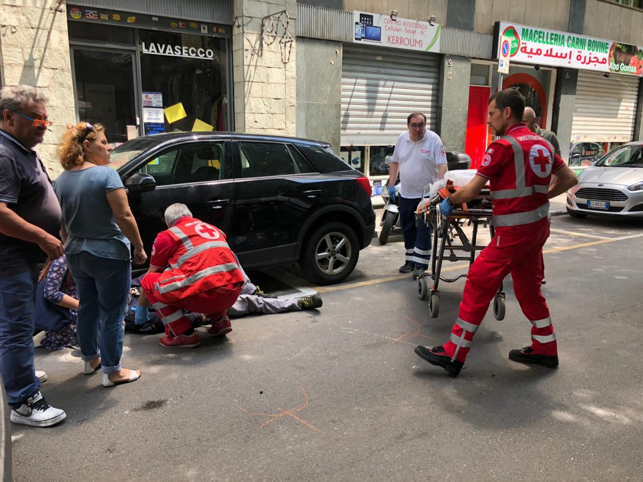 Automobilista si ferma per far passare un pedone e si scontra con una moto