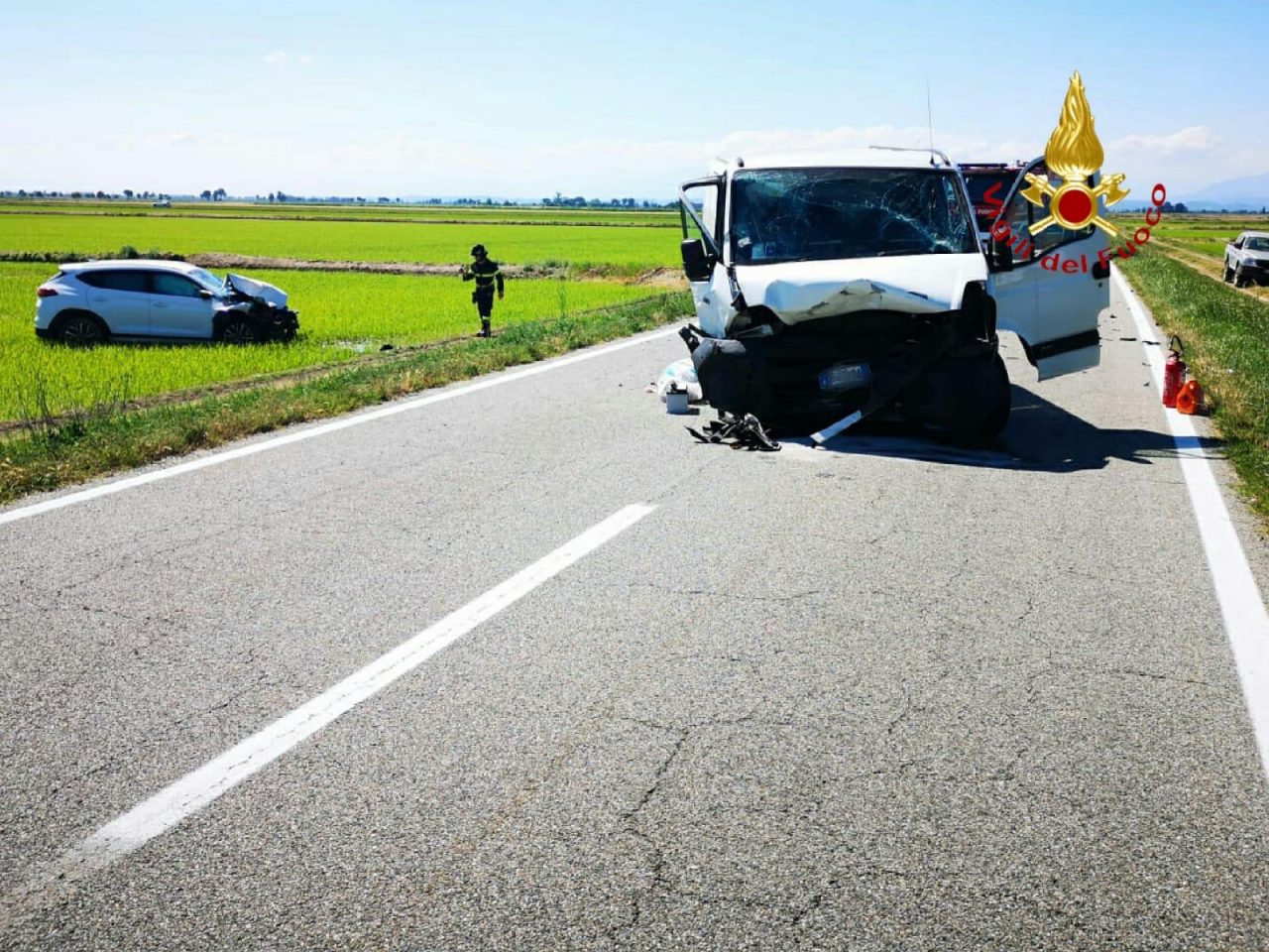 Scontro a Tronzano: feriti e lubrificante in risaia