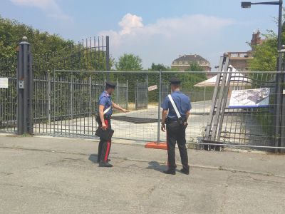 Settimese ubriaco sfonda il cancello della Reggia con un furgone