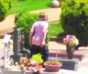 Urina sulla tomba della madre dell’ex fidanzato | VIDEO