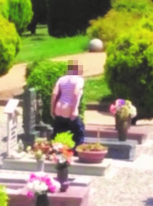 Urina sulla tomba della madre dell’ex fidanzato | VIDEO