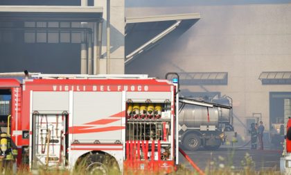 Incendio in un capannone a Settimo: a fuoco degli olii esausti LE FOTO