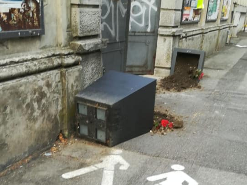 La città colpita dai vandali, il sindaco: “Caccia agli imbecilli” LE FOTO