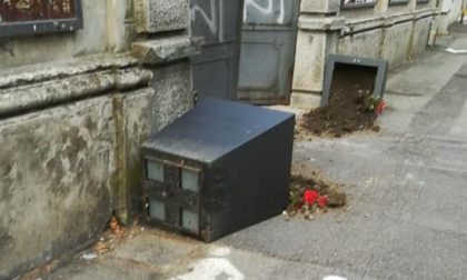 Baby vandali lanciano pietre alle auto e prendono in giro gli anziani