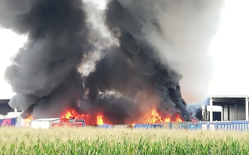 Incendio in un deposito di smaltimento rifiuti LE FOTO