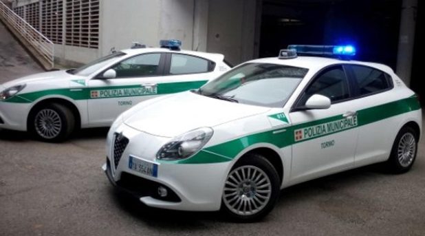 Due rottweiler abbandonati in auto al caldo, denunciata la proprietaria