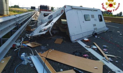 Tamponamento lungo l'autostrada A4, distrutta una roulotte LE FOTO