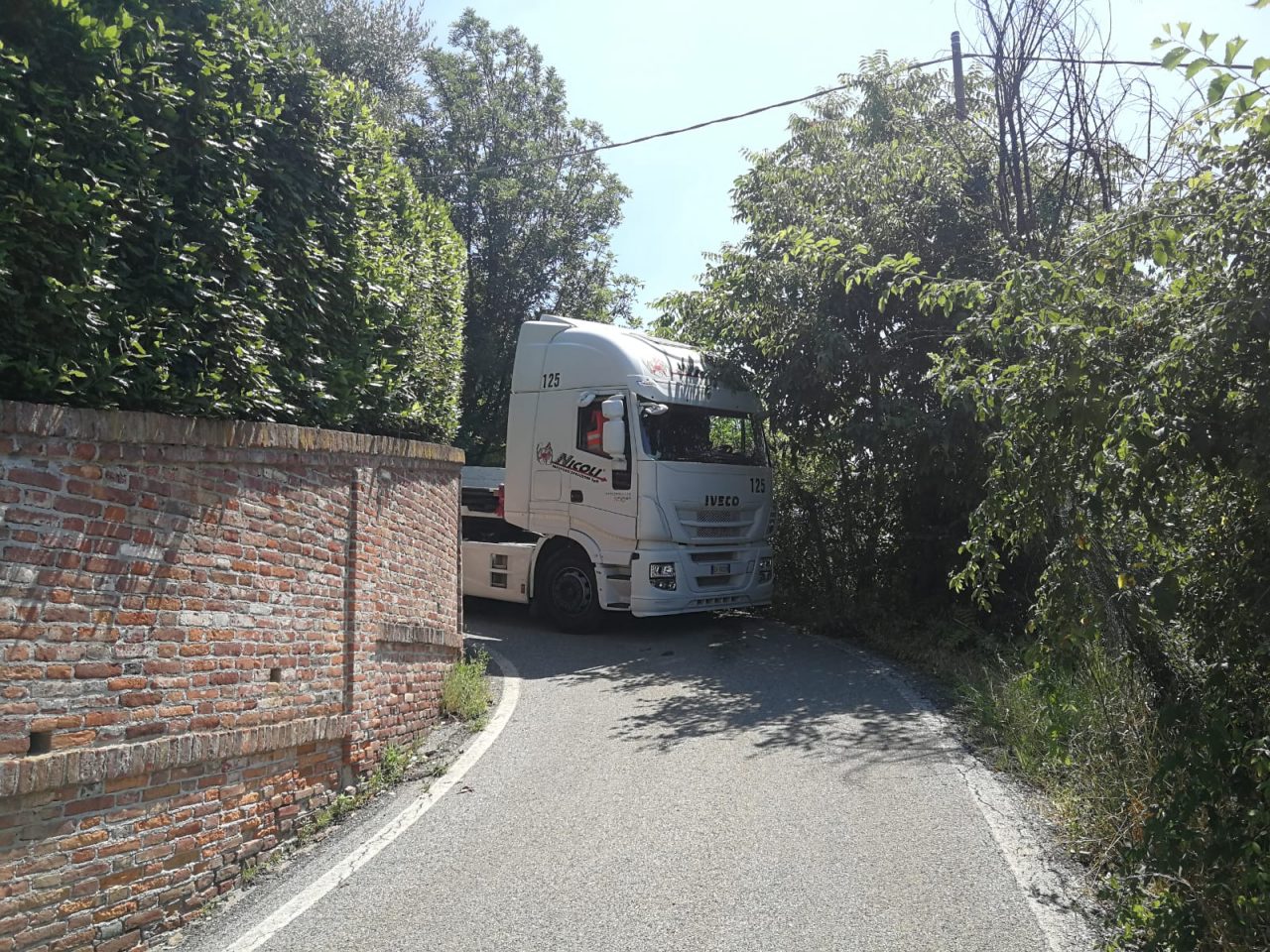 Autoarticolato bloccato per sette ore in una stradina LE FOTO
