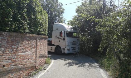 Autoarticolato bloccato per sette ore in una stradina LE FOTO