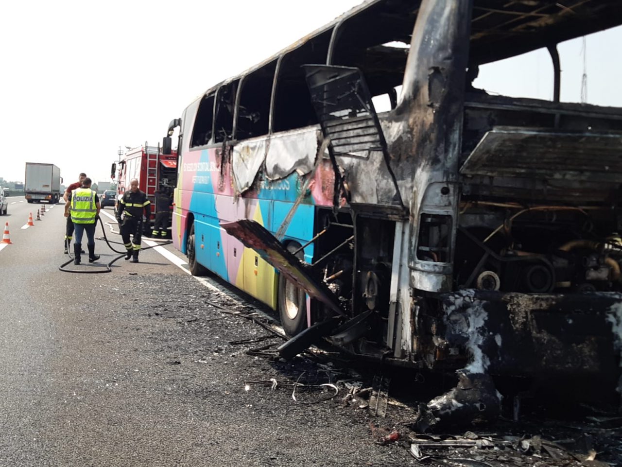 Incendio sulla A4:  pullman completamente distrutto