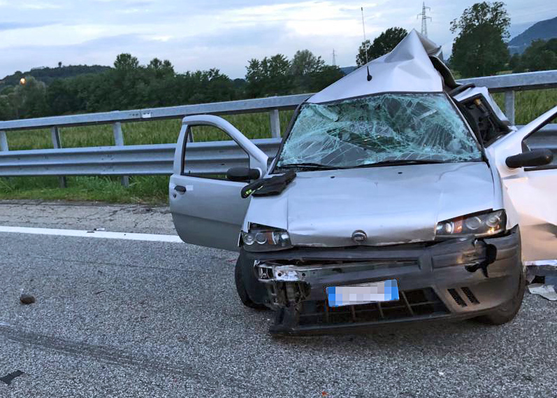 Tir travolge auto, morta una donna: uno dei figli in codice rosso