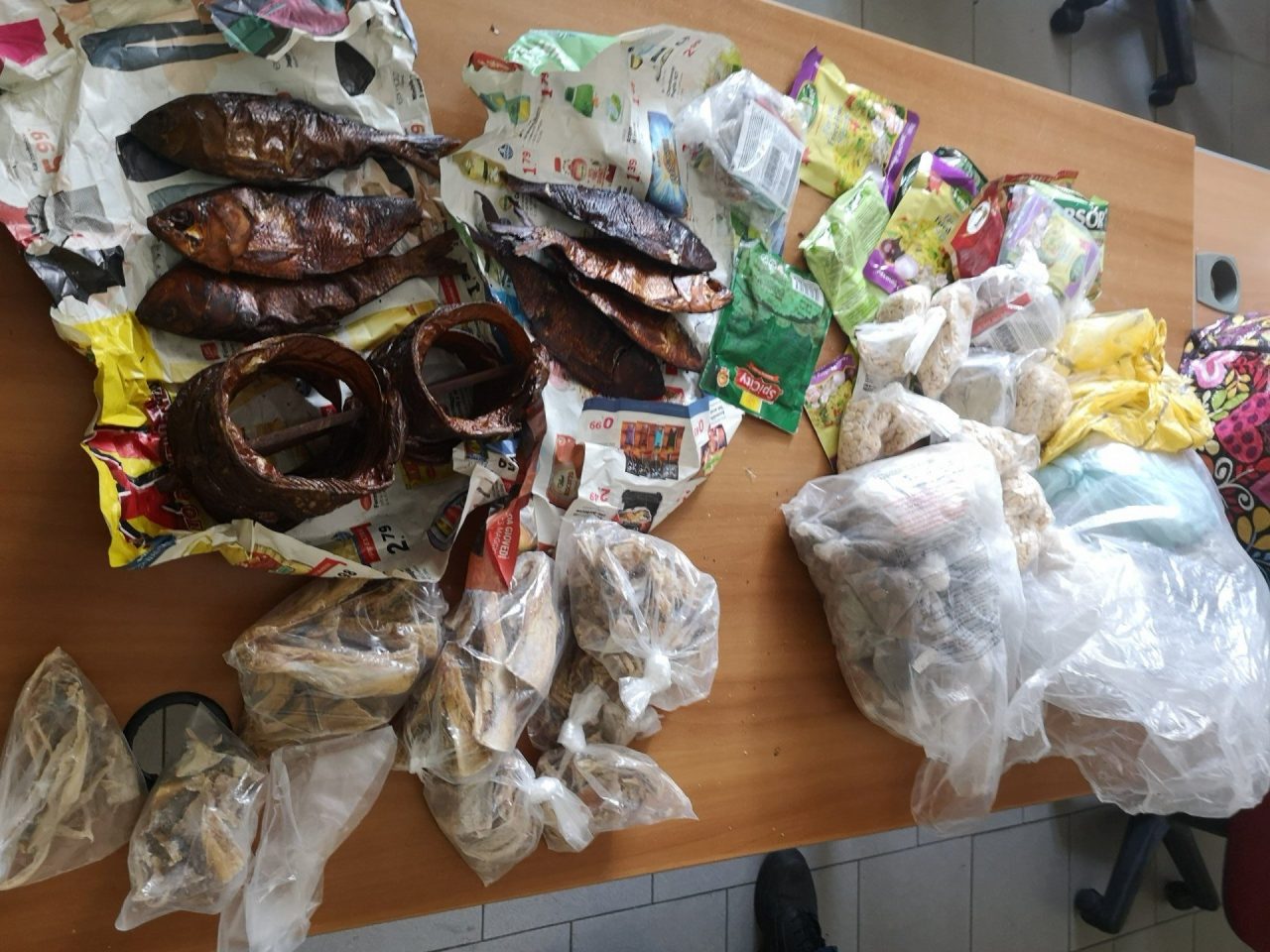 Alimenti mal conservati scoperti al mercato
