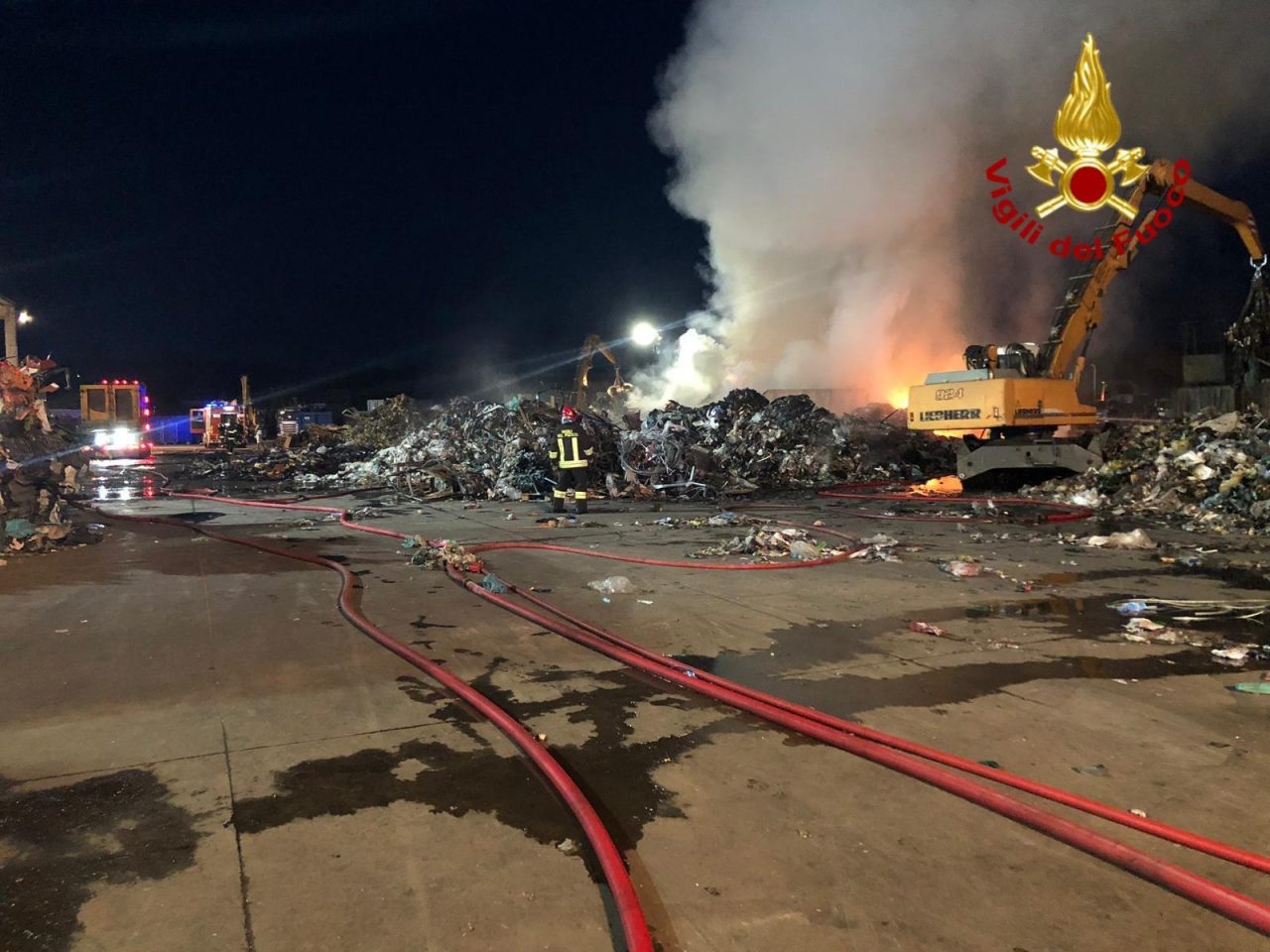 Incendio alla Vescovo, nessun pericolo per i residenti