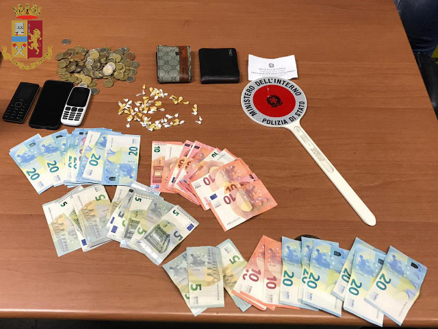 Droga, in fila per acquistarla: arrestati due spacciatori
