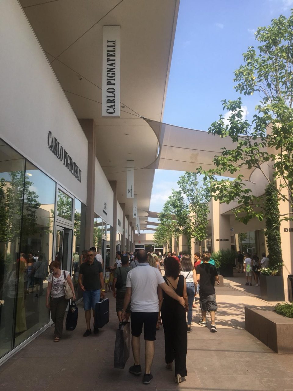 Un altro celebre marchio internazionale del panorama fashion si aggiunge al brand mix prestigioso offerto da Torino Outlet Village, il luxury outlet che si trova alle porte della città di Torino.