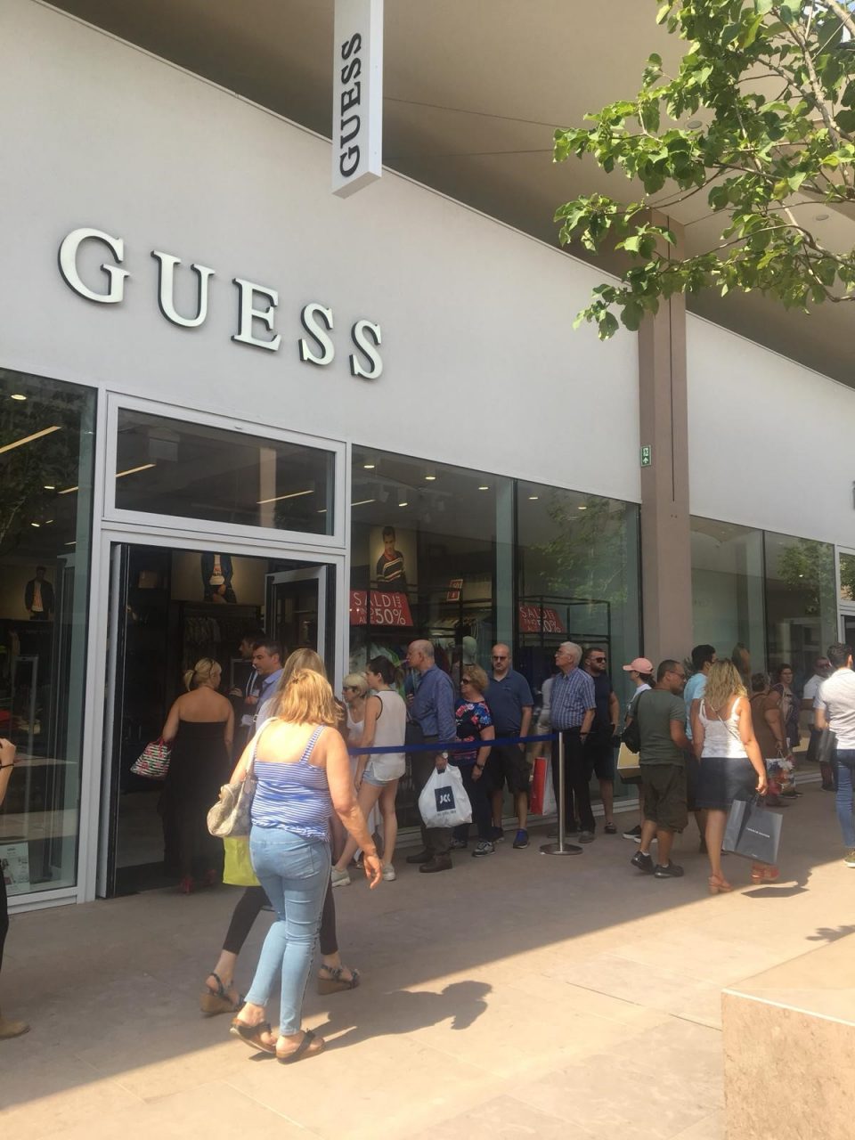 Saldi estivi anticipati a domani, sabato 25 luglio 2020 anche in Piemonte. Tutto pronto, dunque, al Torino Outlet Village.