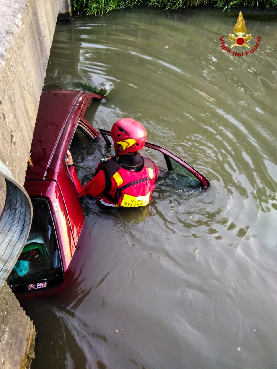 Auto esce di strada e finisce nella roggia LE FOTO