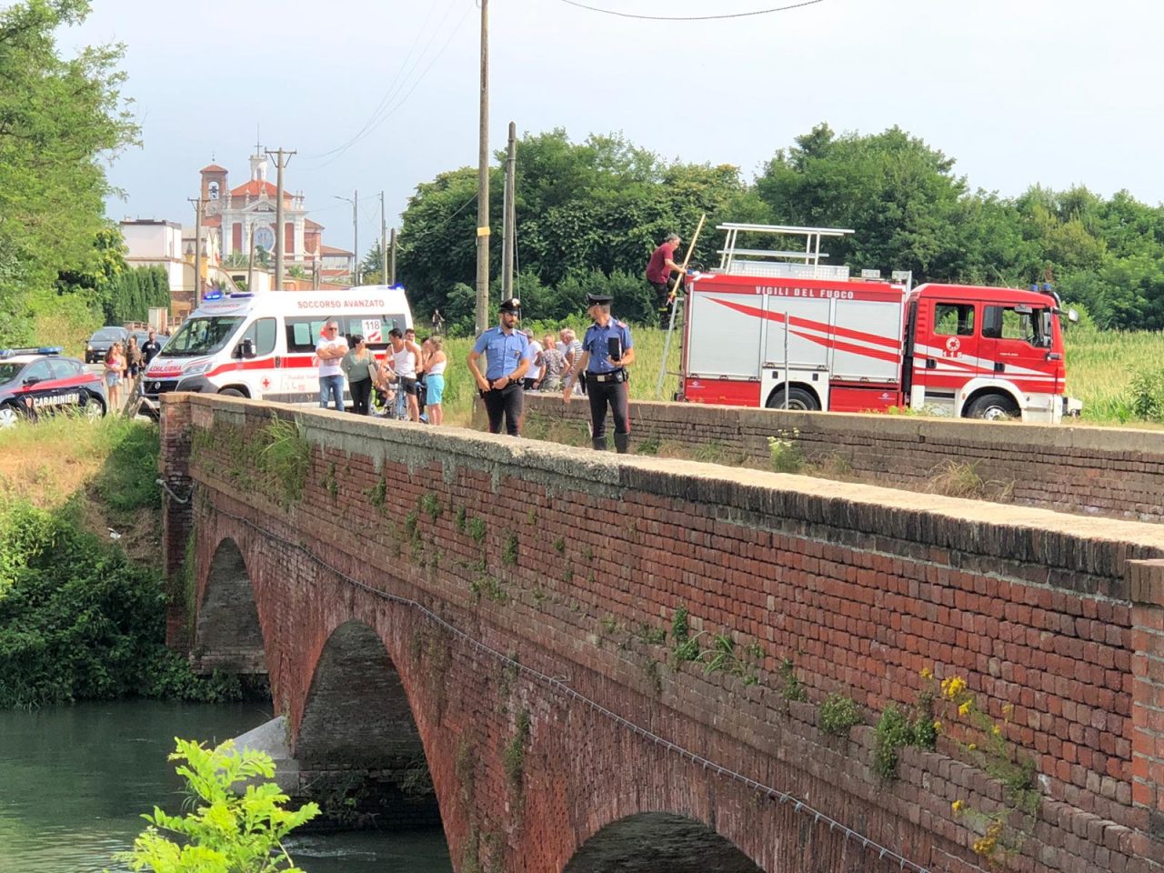 Uomo si butta nel canale a Chivasso e muore. Il cadavere è stato recuperato all'altezza di Castelrosso dai soccorritori avvisati da una persona che ha visto la scena.