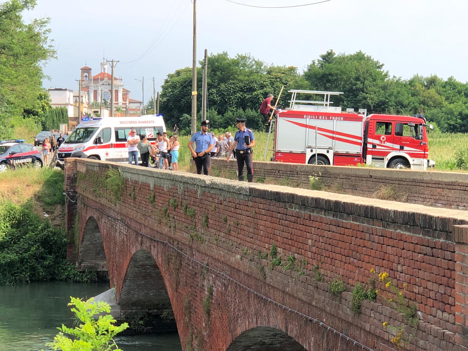 Uomo si butta nel canale a Chivasso e muore. Il cadavere è stato recuperato all'altezza di Castelrosso dai soccorritori avvisati da una persona che ha visto la scena. 