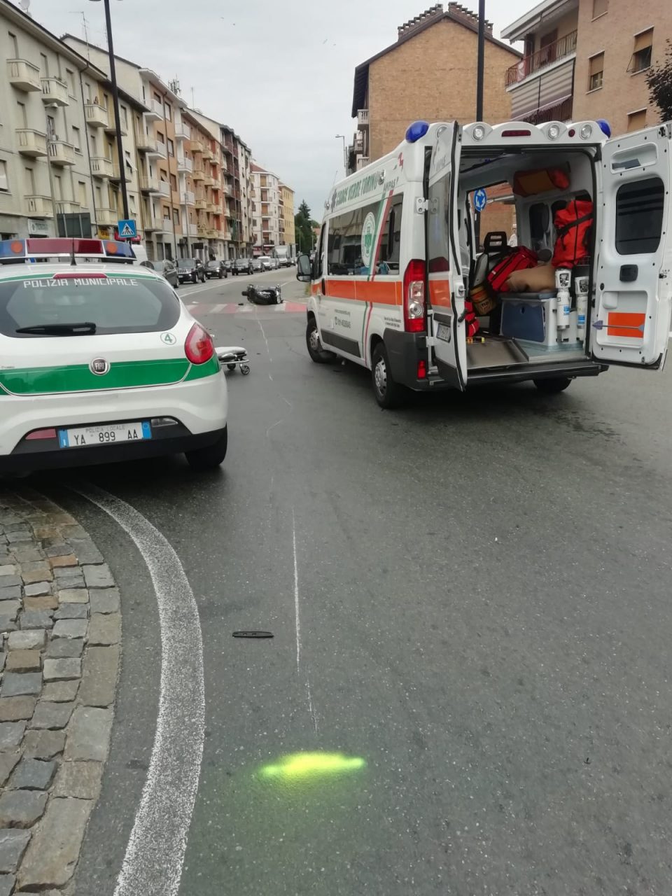 Scontro auto contro scooter, motociclista grave