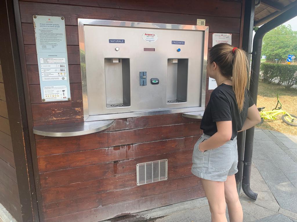 Vandali colpiscono la casetta dell’acqua di Chivasso