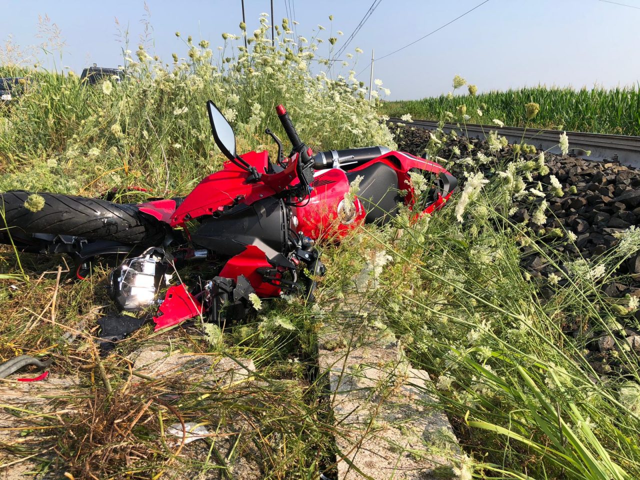 Motociclista va a sbattere contro un palo a Chivasso FOTO e VIDEO