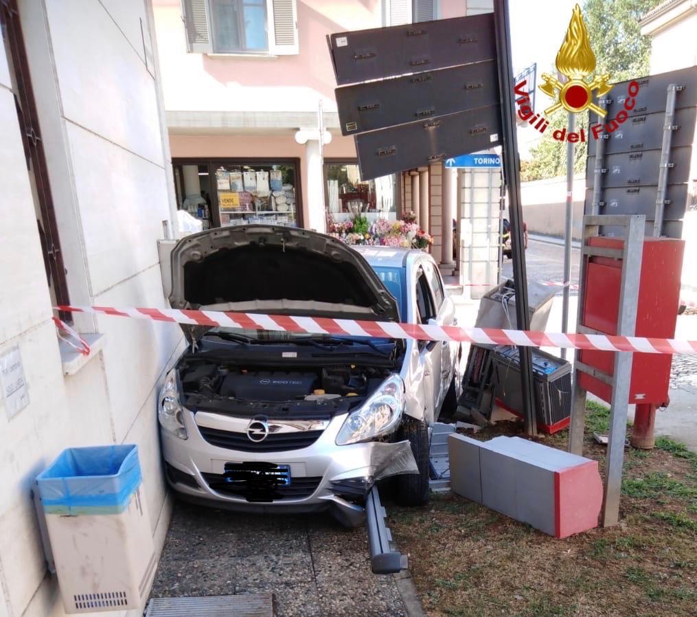 Abbatte la centralina telefonica con l'auto