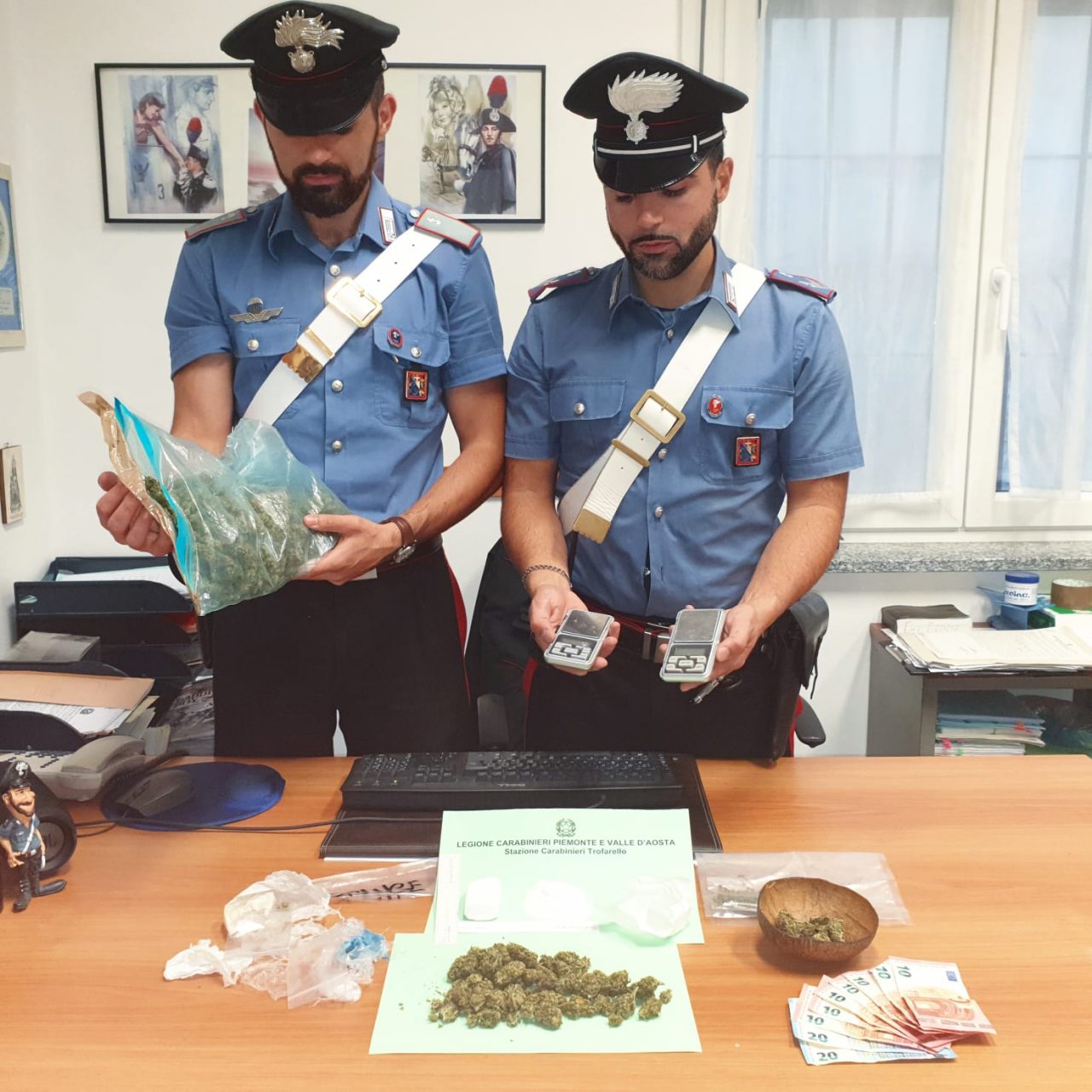 Gli ordini della droga davanti alla stazione, due pusher arrestati