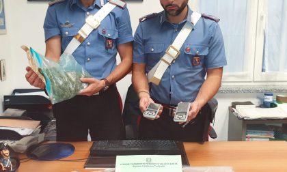 Gli ordini della droga davanti alla stazione, due pusher arrestati