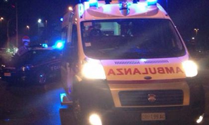 Schianto nella notte, uomo resta incastrato nell'auto