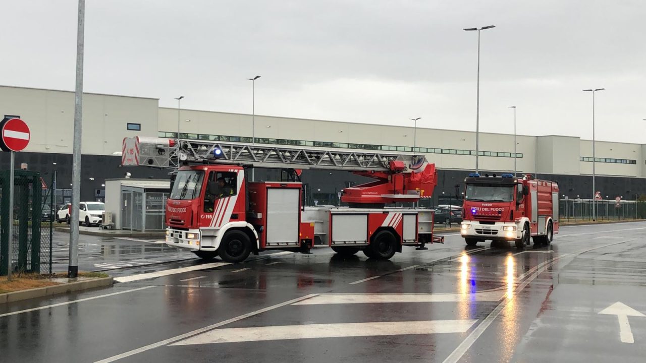 Incendio nello stabilimento Amazon di Torrazza I VIDEO