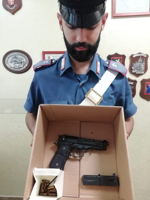 Si presenta armato di pistola all’appuntamento con la ex