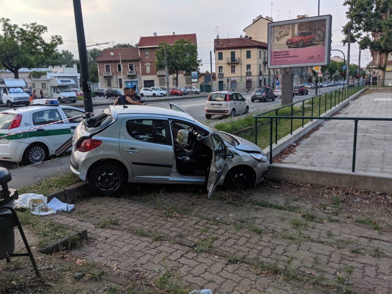 Donna si schianta in auto: è grave LE FOTO