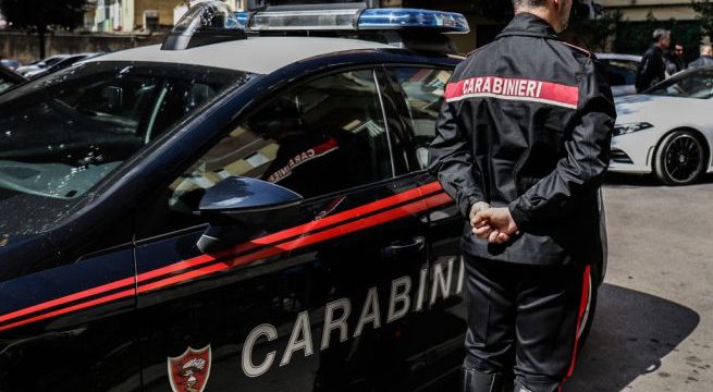 Litiga con il dipendente, poi lo accoltella