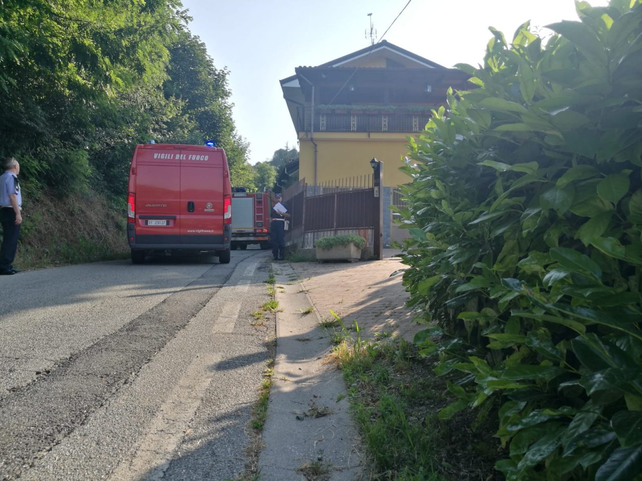 Incendio tetto in collina, un intossicato