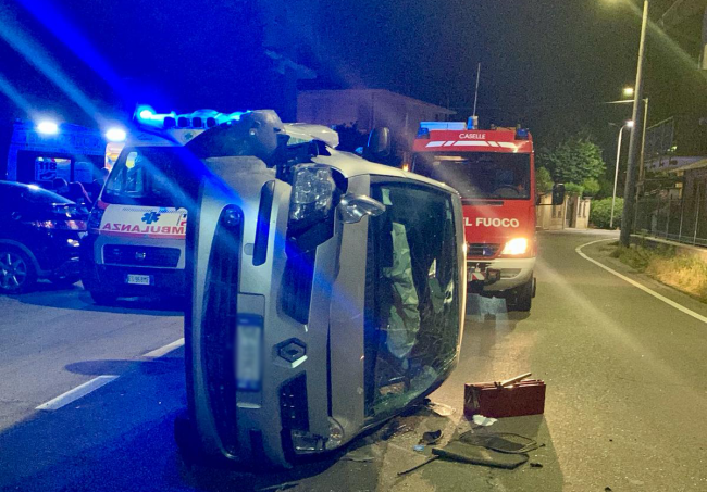 Auto si ribalta, madre e figlia ferite