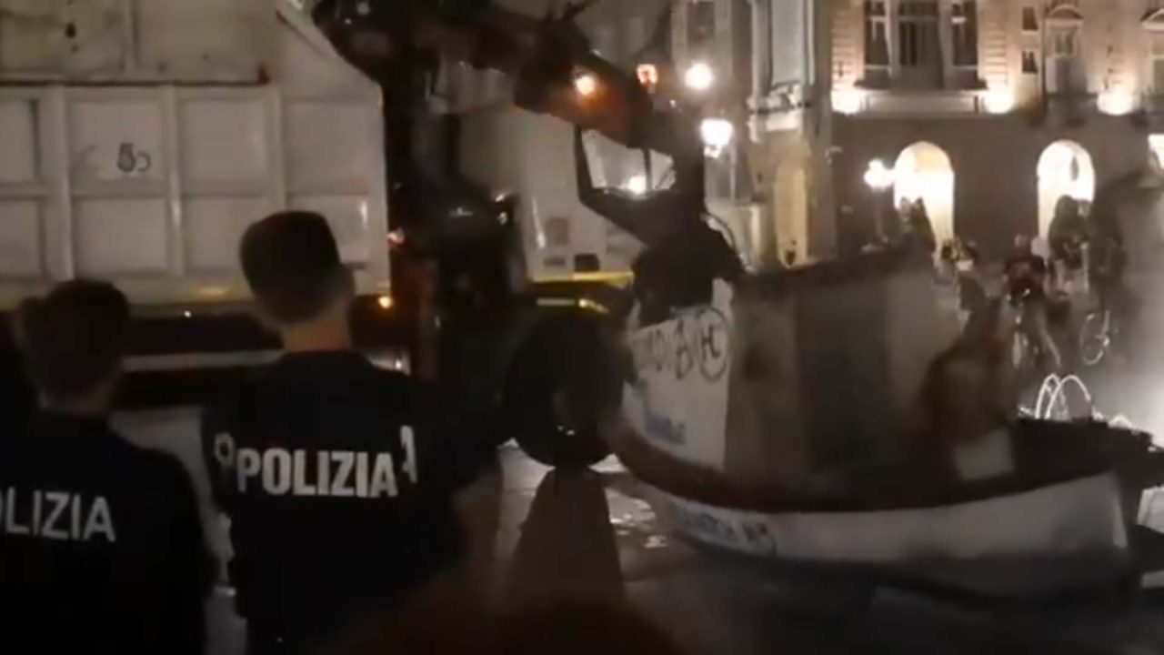 Sea Watch 3 di cartone in segno di solidarietà in piazza Castello, gettata nel bidone Amiat | VIDEO