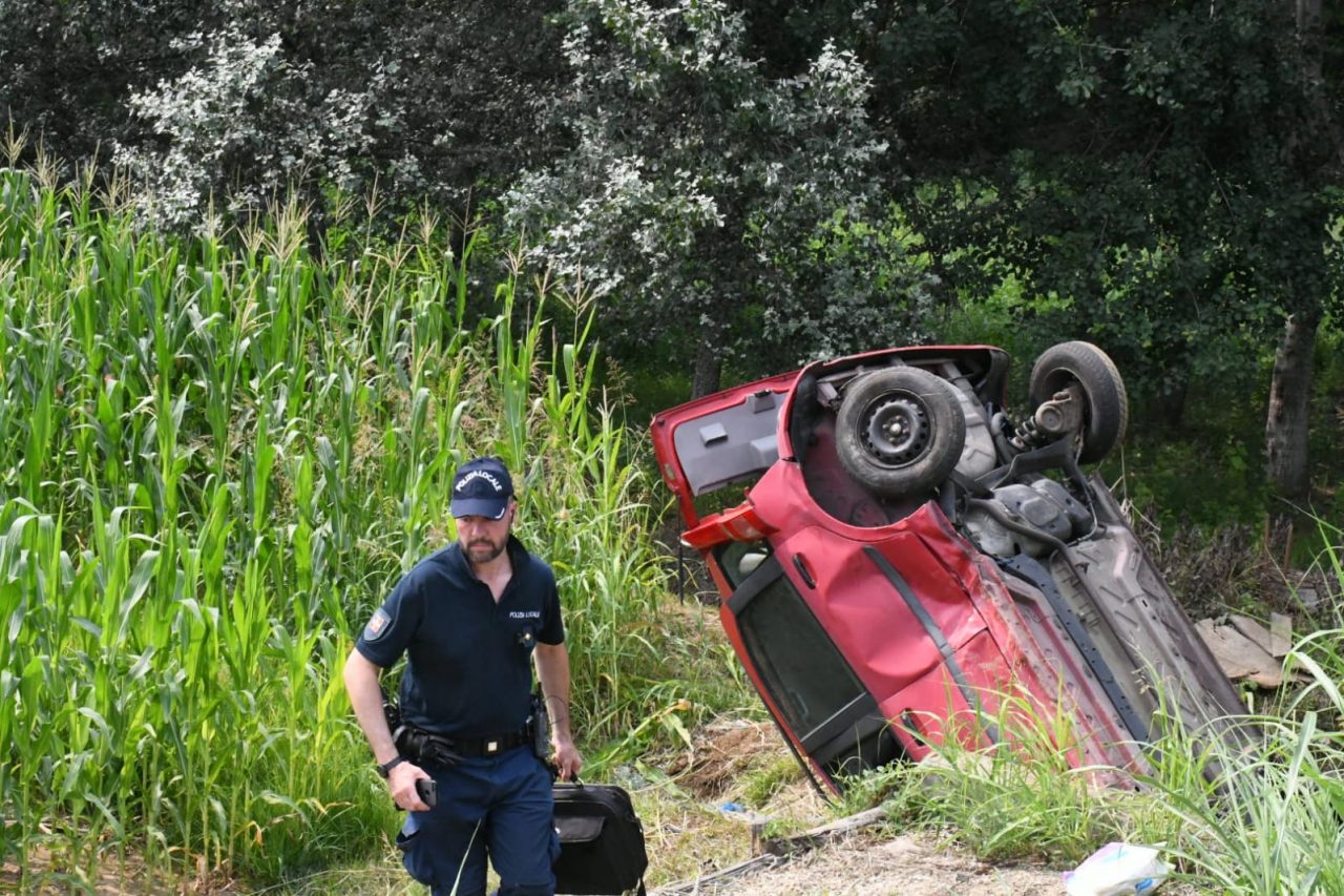 Si scontra contro un camion ed esce di strada LE FOTO